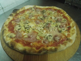 Pizzeria La Bomba food