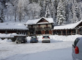 Rifugio La Vasca outside