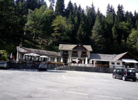 Rifugio La Vasca outside