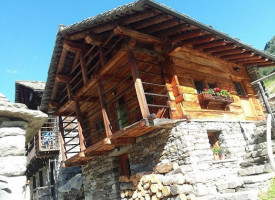 Rifugio Pastore outside