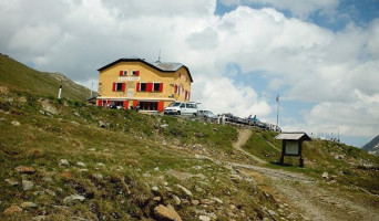 Rifugio Berni outside