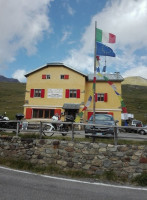 Rifugio Berni outside