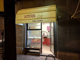 La Bottega Della Pizza outside