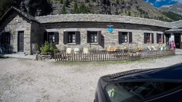 Rifugio Guido Muzio outside