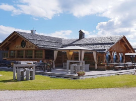 Rifugio Burz outside