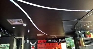 Eddy Risto Pub outside