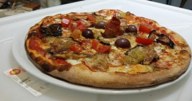 Pizzeria Mythos food