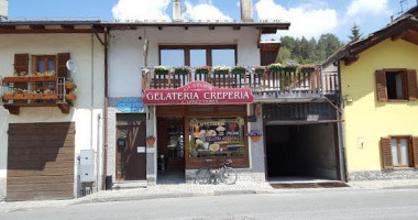 Gelataria Creparia Artigianale Gustock outside