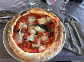 Pizza Margherita food