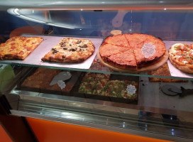 Mondo Pizza food