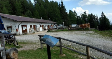 Rifugio Rinfreddo outside