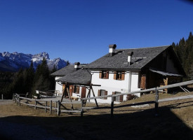 Rifugio Rinfreddo outside