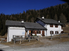 Rifugio Rinfreddo outside