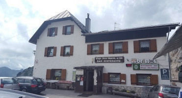 Rifugio Passo Valparola outside