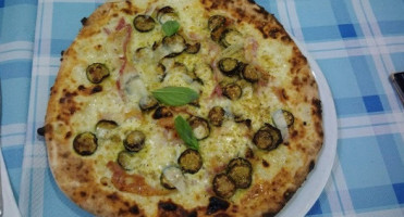 Pizzeria All'angolo food