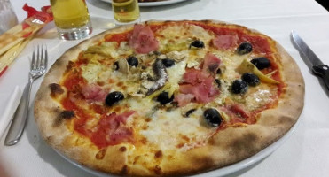 Pizzeria Della Madonna food