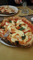 Viro' Pizzeria food