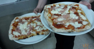 Pizza Pazza Alla Pala food