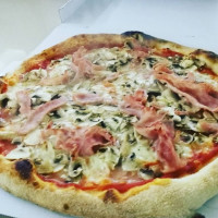 Pizza In Piazza Da Miki food