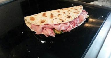 Piadine In Bianco E Nero food