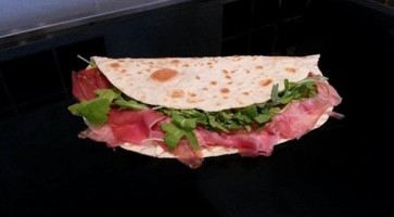 Piadine In Bianco E Nero food