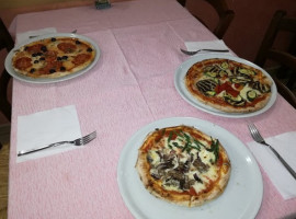 Turalva Pizzeria food