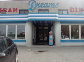 Dreams American Diner outside