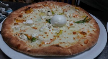 Pizzeria Mezza Luna food