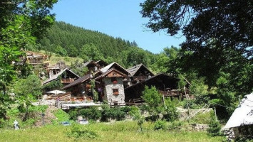 Rifugio Dahu De Sabarnui Ristoro outside