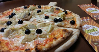 L' Angolo Della Pizza food