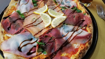 Giro Pizza Di Copa Gezim food