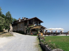 Rifugio La Maddalena outside