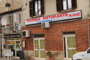 Lo Zodiaco Pizzeria outside