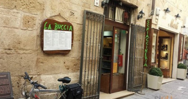 Pizzeria La Buccia outside