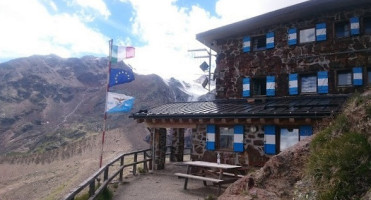 Rifugio Cevedale Guido Larcher outside