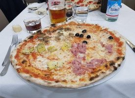 Pizzeria L'infinito food