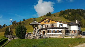 Rifugio Lusia outside