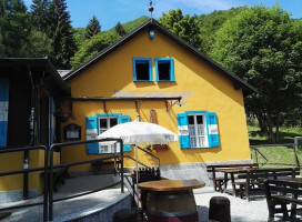 Rifugio Capanna Grassi Malga Grassi outside