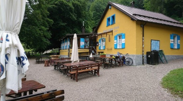 Rifugio Capanna Grassi Malga Grassi outside