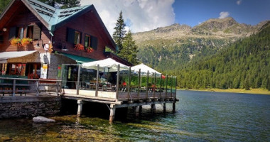 Rifugio Lago Malghette outside