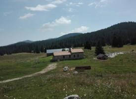 Hangar Lago Coe outside