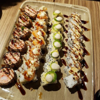 Nima Sushi Uramakeria food