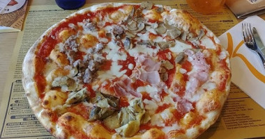 Pikkante. Pizzeria E Lifferia food