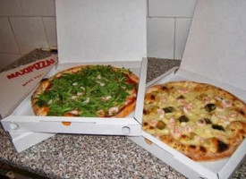 Maxi Pizzaland food