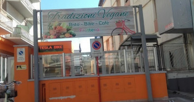 Tradizioni Vegane outside