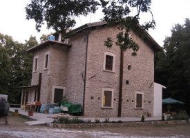 Rifugio Sfilzi outside