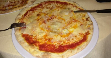 Trattoria Pizzeria I Trolls food