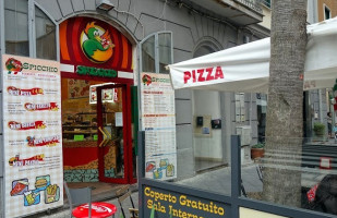 Spicchio Pizza outside