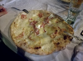 Pizzeria Mezzaluna food