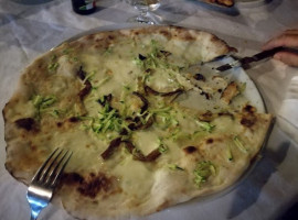 Pizzeria Mezzaluna food